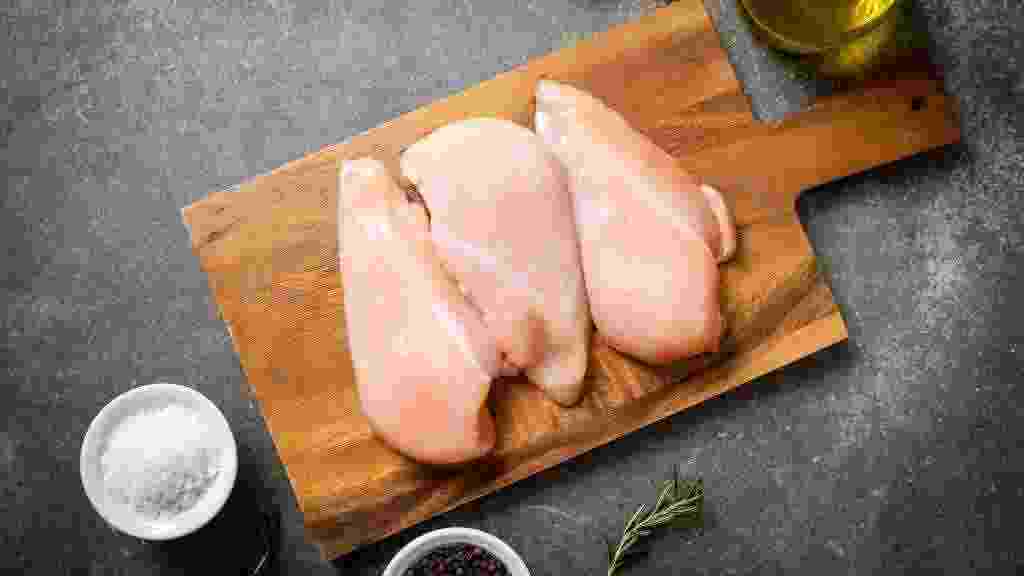 Fresh,Chicken,Breast,Raw,On,Cutting,Board