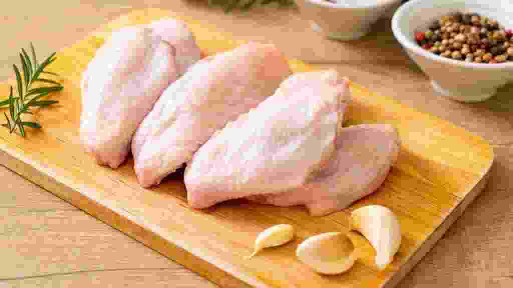 Fresh,Raw,Middle,Chicken,Wings,On,Wooden,Board,With,Ingredients