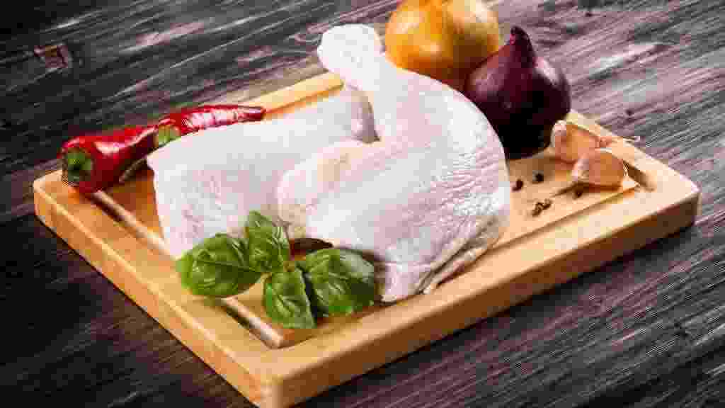 Raw,Chicken,Legs,On,Cutting,Board