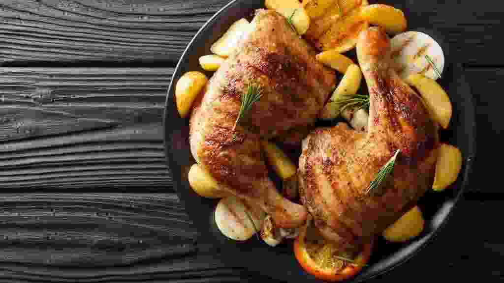 Spicy,Bbq,Chicken,Legs,With,Grilled,Oranges,,Onions,,Garlic,And