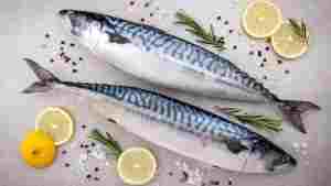 Fresh,Fish.,Mackerel,With,Salt,,Lemon,And,Spices,On,Gray